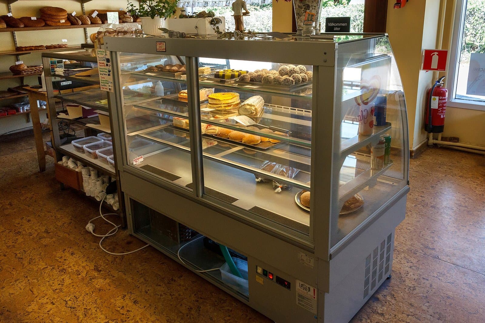 Cake Display Showcase (Curved Glass)